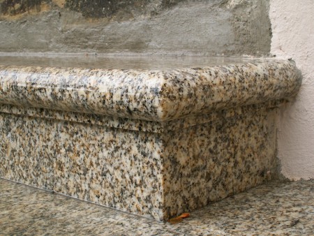 Detail profilu masivního žulového schodu